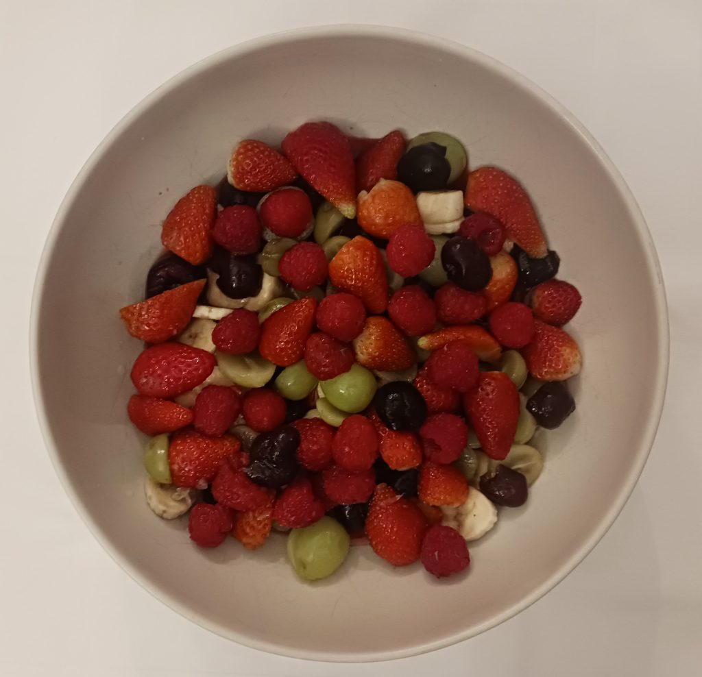 Macédoine de fruits (hedelmäsalaatti). Valmistus ja kuva: Jarmo Kehusmaa.