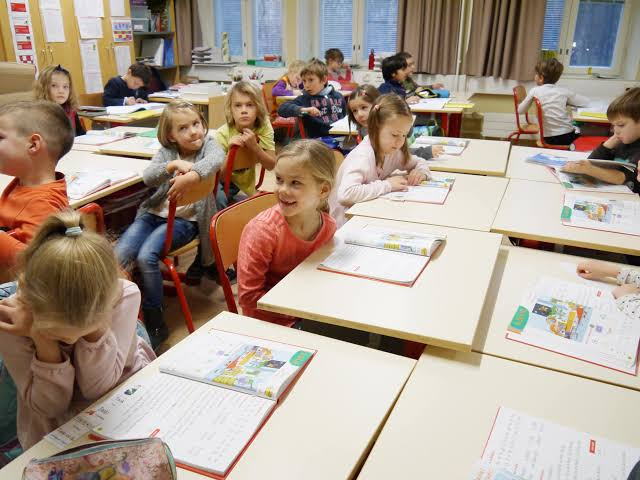 Ohjelma CFF lokakuu 2026. Jules Verne -koulun rehtori Florence Launay kertoo oppilaitoksestaan Helsingissä (esitys ranskaksi) ke 28.10. klo 18.30